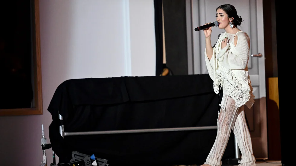 Olivia Lobato är en superhet artist, vars singel "Syrener" spelats öve 33 miljoner gånger på Spotify, och kommer till Hertsön till den 27 maj.