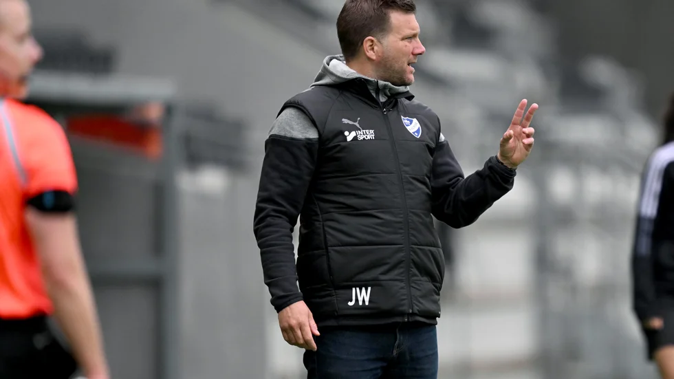 Jens Wedeborg väljer att lämna jobbet som huvudtränare i IFK Kalmar efter en tung start på den damallsvenska säsongen. Arkivbild.