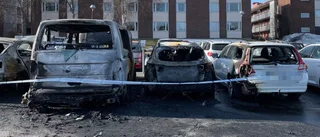 Flera bilar totalförstörda vid brand i Umeå – se bilder