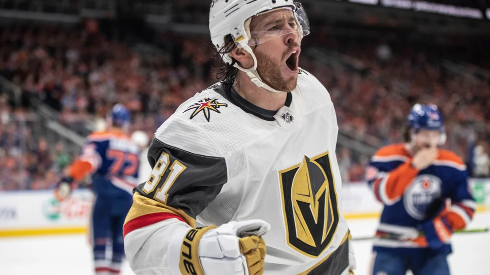 Vegas Jonathan Marchessault firar sitt mål i den första perioden.