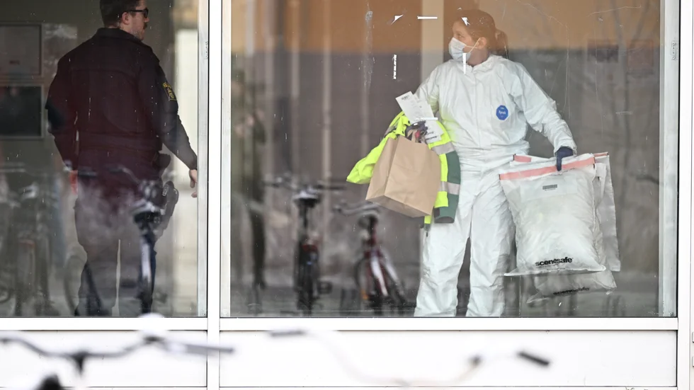 Polisens kriminaltekniker på plats i stadsdelen Näsby i Kristianstad den 9 december förra året sedan en kvinna mördats. Arkivbild.