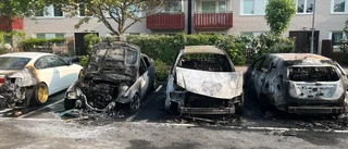 Flera bilar i brand i natt – kraftig rökutveckling över området 