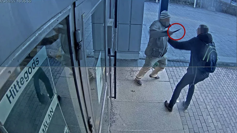 Bilder från polisens övervakningskamera visar hur den 57-årige mannen attackerar polismannen.