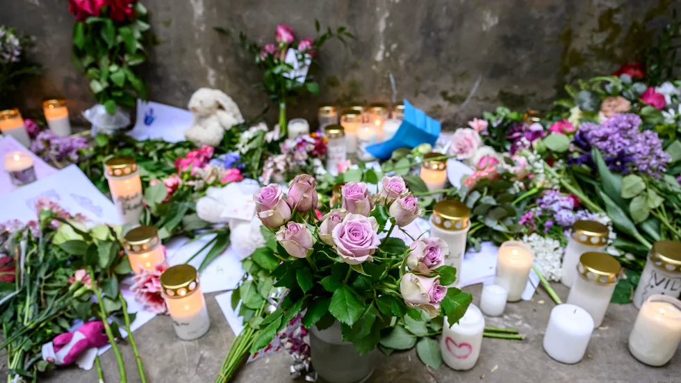 Svedala i början av veckan: Ljus, blommor och teckningar på minnesplatsen vid gymnastiksalen på Kyrkskolan på Malmövägen i centrala Svedala. Arkivbild.