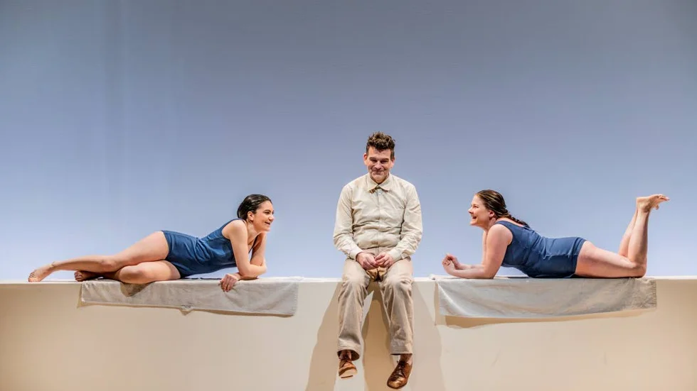 Dramatisering. Lina Leandersson, Magnus Roosmann och Emma Broomé i Dramatens "Fåglarna".
