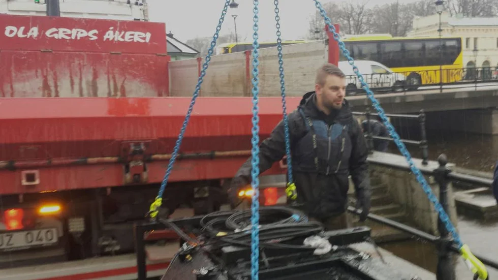 Konstruktören Daniel Dahlqvist förbereder nedsänkning av den nya fiskräknaren i Fyrisån.