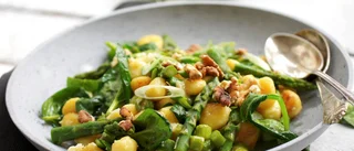 Smörstekt gnocchi med sparris och parmesan