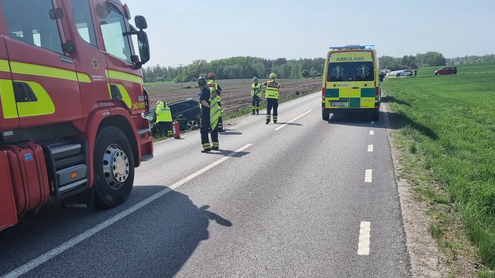 En personbil körde i diket på väg 210.