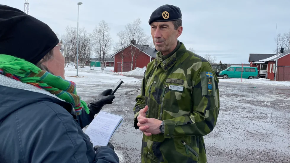 Överbefälhavaren Micael Bydén på plats vid övningsområdet utanför Kiruna.