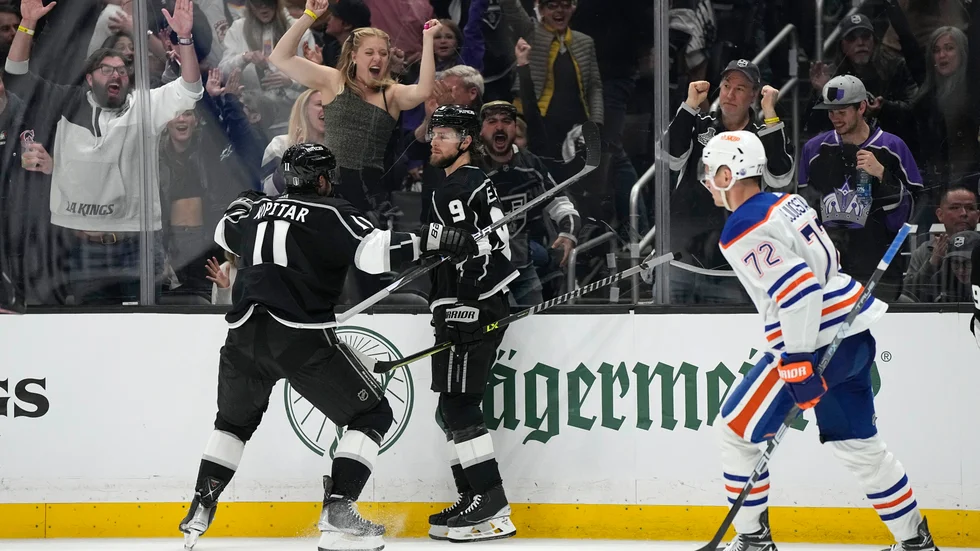 Anze Kopitar firar Adrian Kempe, till höger, efter 2–2-målet.