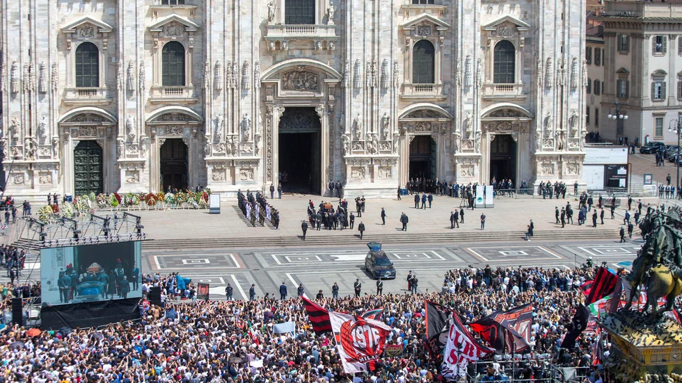 Kistan med Italiens förre premiärminister Silvio Berlusconis kvarlevor bärs in katedralen Duomo di Milano.