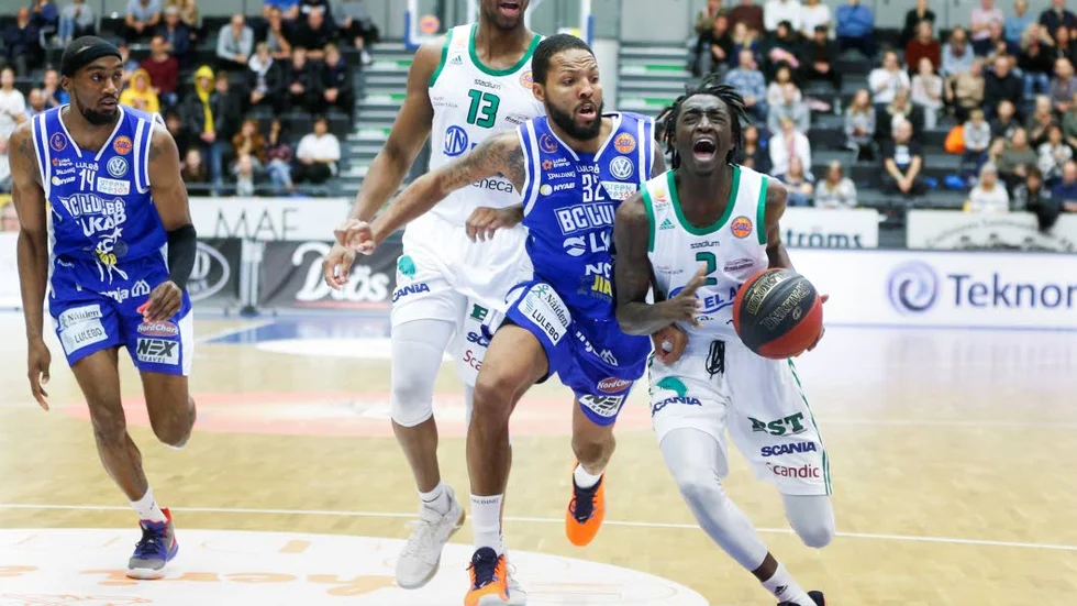 Brandon Rozzell fick bryta förlustmatchen mot Södertälje, efter att han fått ett finger i ögat.