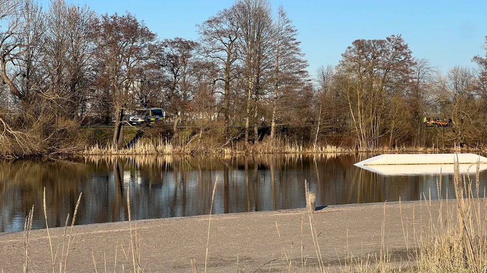 Räddningsinsats vid Stångån efter att en person hittats i vattnet.