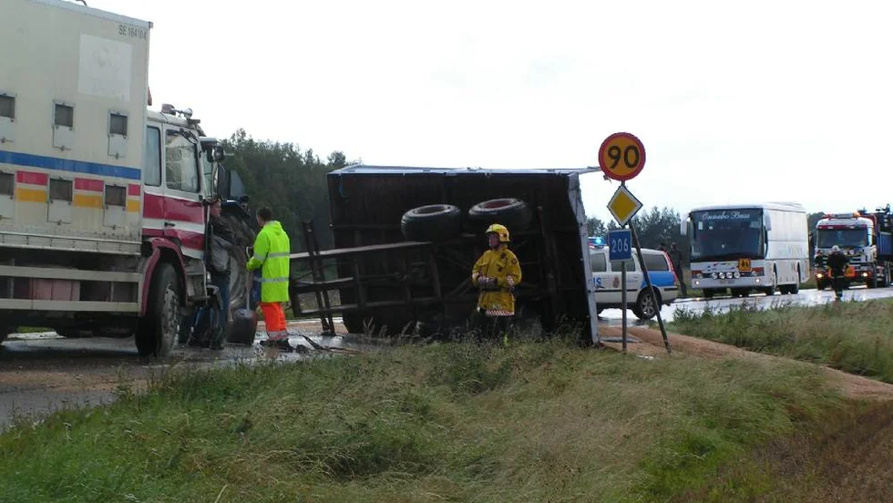 Olyckan vid Öjebro orsakade totalstopp på länsväg 206.Bild: MARTIN BLOM