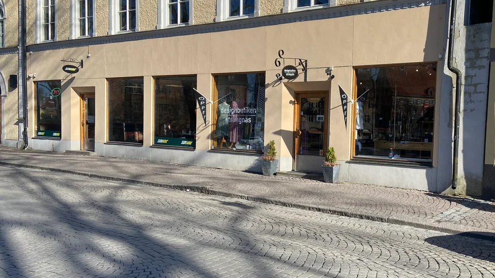 Polisen kallades till en adress på Hospitalsgatan, där ett skyltfönster hade krossats och några personer bråkat. Fönstet lagades under måndagen.