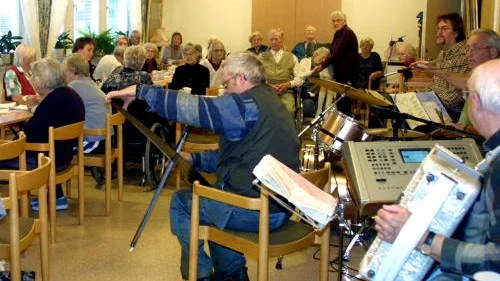 När allsången för ett ögonblick klingat ut, tog gästmusikanten Hans Rydberg fram sågen och bjöd på några gamla örhängen.