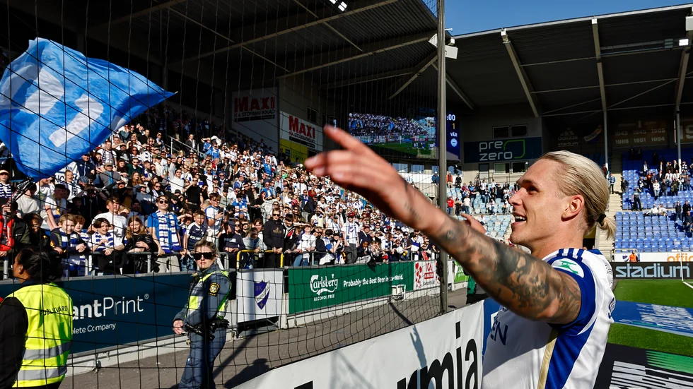 Arnor Sigurdsson fick fira med fansen efter segern.