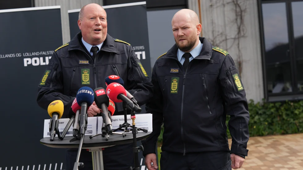 Polisinspektör Kim Kliver (t v) och vice polisinspektör Rune Dahl Nilsson kommer med det glada beskedet att flickan lever.