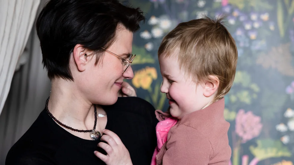 Mamma Maria och lilla Majlis går en gemensam kamp mot cancer.