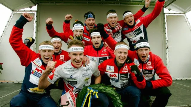 HALLSBERG 20060430 
Haldens segrande lag med Marius Bjugan, Andreas Johansson, Petter Thoresen, Tore Sandvik, Mattias Karlsson, Erik Axelsson, Emil Wingstedt, Marian Davidik, Jarkko Huovila och Mats Haldin efter segern i herrarnas tiomila orientering i Hallsberg på söndagsmorgonen. 
Foto: Thommy Nyhlén / SCANPIX Kod 70195 
*** BETALBILD ***