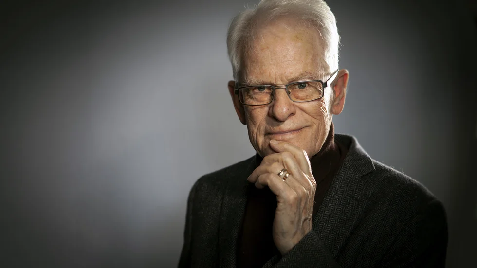 Ingvar Carlsson, före detta statsminister (S), går i sin bok "I sällskap med döden" systematisk igenom sitt liv för att försöka reda ut vad döden betytt för honom. 