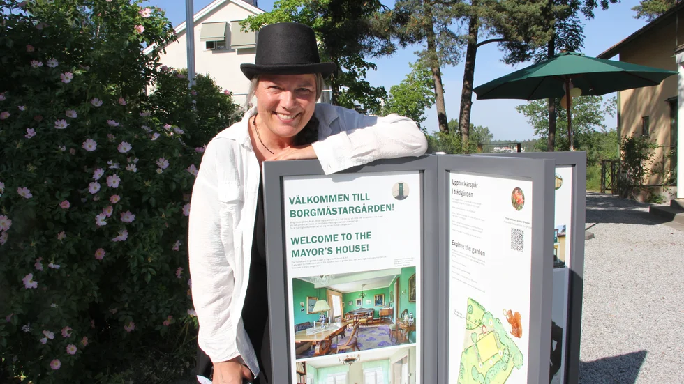 Intendent Maria Ek från Sigtuna museum, i Borgmästargårdens trädgård. "Trädgården är öppen för allmänheten även när huset inte är öppet för visningar. Huset är bara öppet för allmänheten två gånger per år, men det går även att boka visningar", säger hon.