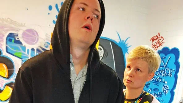 FÖR STOR. Oskar Bergström och Lina Stoltz i "Solidaritetsskolan", en pjäs för mellanstadieelever.