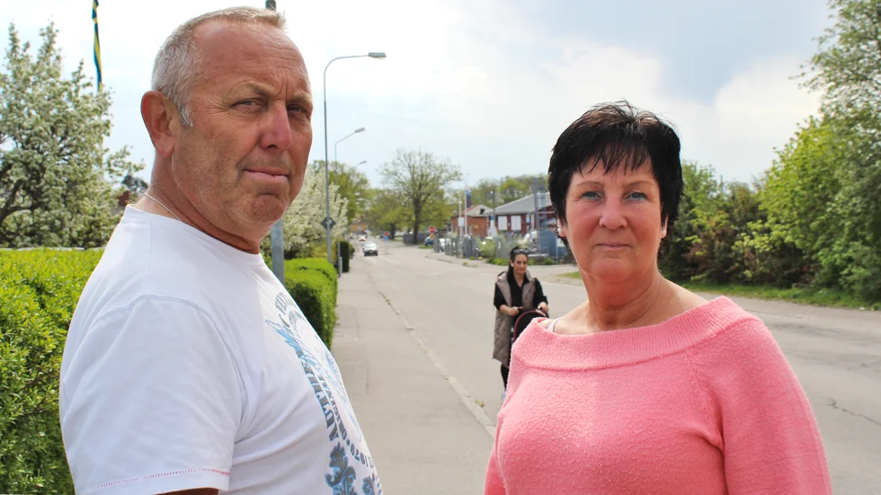 Jill Wremerth Andersson och Stefan Lindwall bor på Stora Trädgårdsgatan, där fortkörare har blivit ett problem sedaan vägen blev huvudled 2018. Nu anlägger de en ny parkeringsplats i trädgården, så att barn och barnbarn slipper gå längs vägen när de kommer på besök. 