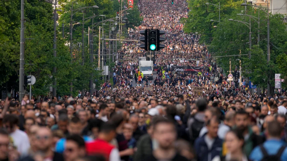 En manifestation mot våld framför parlamentet i Serbiens huvudstad Belgrad.