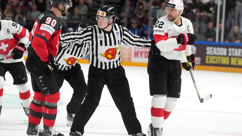 Joseph Veleno (till vänster) stämplade Nino Niederreiter (till höger) i matchen mellan Kanada och Schweiz. Nu stängs han av.