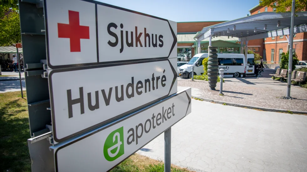 Den äldre mannen blev arg då han fått ett negativt besked, och hotade då två läkare. Nu åtalas han misstänkt för brott.