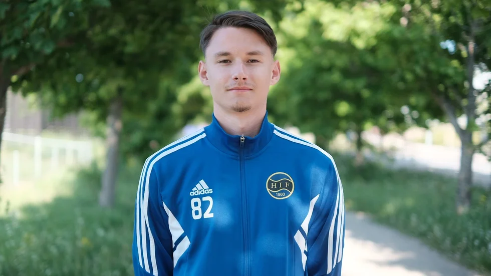 Johannes Rönnmark blir blå i stället för röd nästa säsong. Efter att ha varit allvarligt sjuk ser han nu fram emot att förhoppningsvis få börja träna igen. För Hagunda.