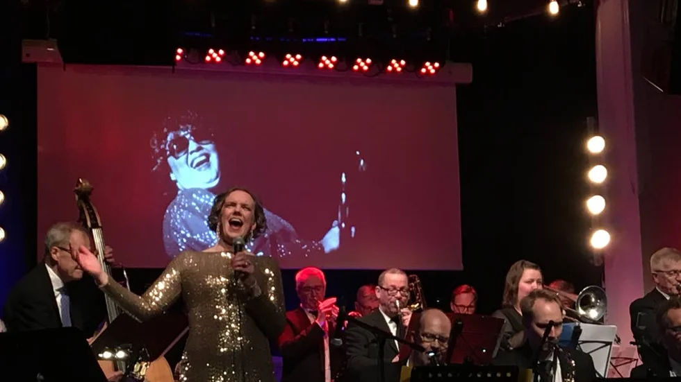 Karin Paulin och Luleå storband bjöd på ett pärlband av evergreens.