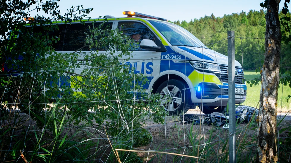 Motorcyklisten körde av vägen i mycket hög hastighet och vårdas nu med svåra skador på universitetssjukhuset i Linköping.