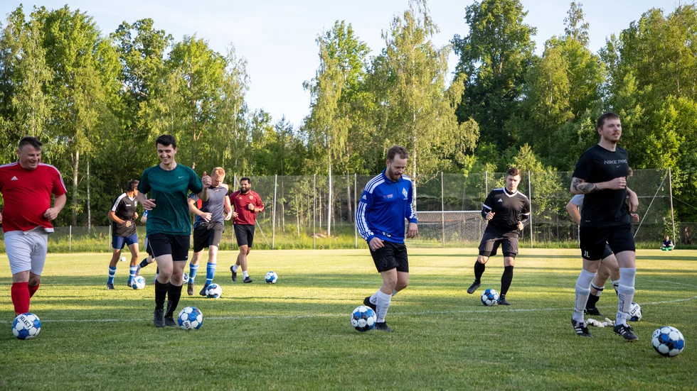 Gammalkils IF värmer upp med jogging och bolltransport.