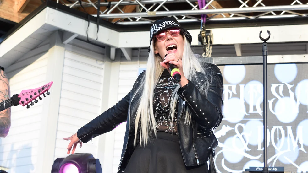 Sofie Svensson på ett gig i Jokkmokk. Där fanns en publik, till skillnad från i Uppsala.