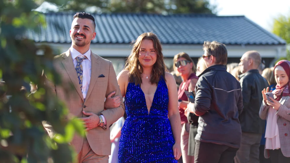 Röda mattan hade rullats ut vid entrén till Hotell Laponia. Mohammed Hasan och Eva Ilikov var ett av de första paren att ta sig längs mattan.