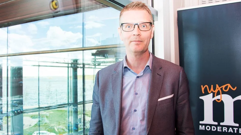 Mattias Karlsson (M) kvitterar ut dubbla arvoden fram till årsskiftet och har en månadslön på drygt 118 000 kronor. "Jag förstår att det kan te sig problematiskt", säger han. (Arkivbild)