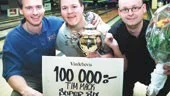 Amerikanen Tim Mack (i mitten) var gladast av alla efter Super Sixfinalen King of the Hill i Hagebyhallen. Här ses han tillsammans med tvåan Anders Öhman, Umeå (t h) och trean Tomas Leandersson, Team Pergamon (t v).
FOTO: PETTER ANDERSSON