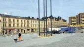 Många undrar vad det är för nytt konstverk, som börjat monteras på Nya torget. Sanningen är att det "bara" är den nya cirka tio meter höga belysningsmasten. FOTO: JANNE FORSBY