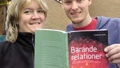 Mia Mattson och Jonas Ekström på Borgsmo fritidsgård är mycket nöjda med deltagandet i projektet, som nu resulterat i en bok.                                                                             FOTO: JANNE FORSBY