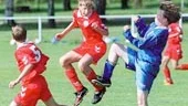 De små lirarna i JFC Skonto var huvudet kortare än motståndarna från Karlskoga. Fotbollsmässigt var de dock betydligt bättre.
FOTO: HENRIK FLYGARE
