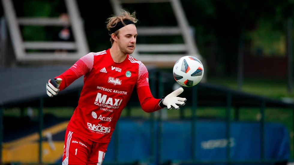 Gustaf Persson, ESK-målvakten, skadades i knät på träningen innan Spånga-matchen. Han hoppas att vara tillgänglig på söndag.