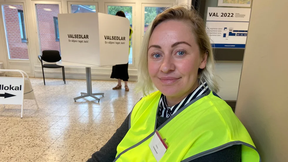 "Vi har inte haft några flaskhalsproblem, vi har haft tillräckligt många ställ med valsedlar", säger Helena Kaarle som jobbar i lokalen. 