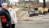 Lennart Karlsson och Karin Zander från Hyresgästföreningen är kritiska till att de inte fått information om flytten och att man nu måste gå mer än dubbelt så långt för att sortera sina sopor.
FOTO: GUNNAR JOHANSSON