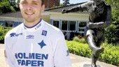 Nygamle IFK-spelaren Dawid Banaczek bredvid Gunnar Nordahl-statyn utanför Pekings klubbstuga. Dawid har skrivit på ett 2,5-årskontrakt med den allsvenska tabelljumbon.
FOTO: SUSANNE LUNDBÄCK