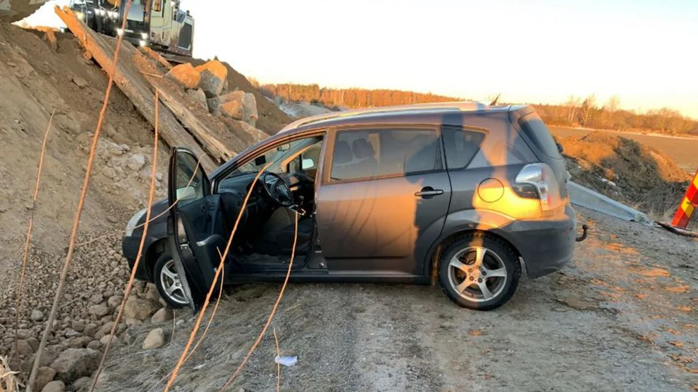 Med 1,5 promille alkohol i blodet, och en felinställd gps, hamnade 50-åringen på en avstängd grusväg istället för E20.