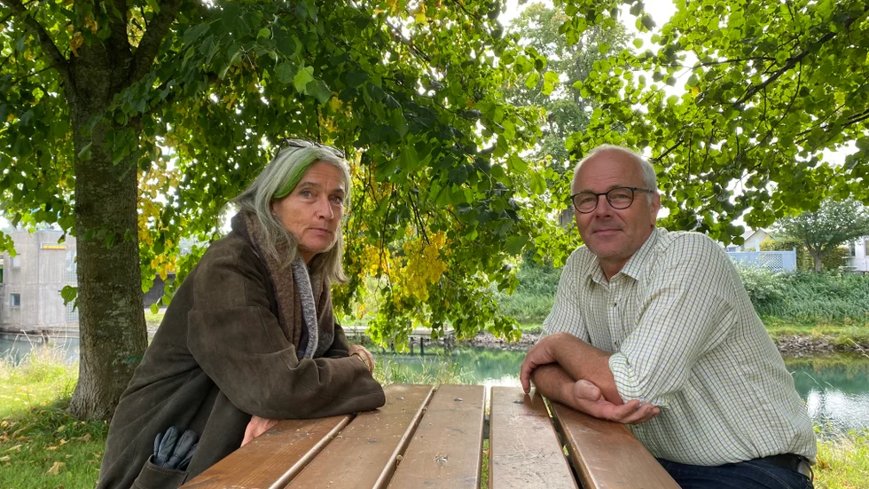 Centerföreträdarna Maria Persdotter och Thomas Säfström funderar över tänkbara framtida lösningar för Motalapolitiken.