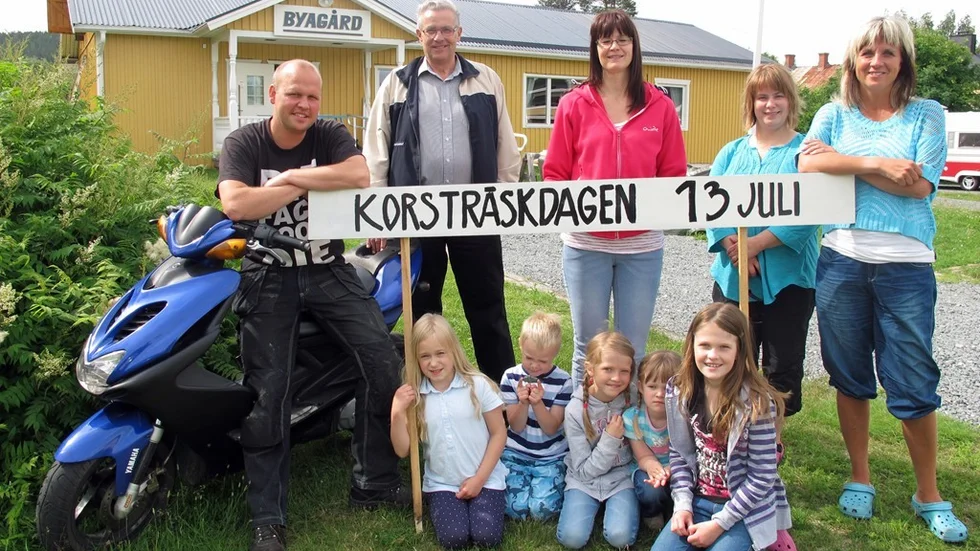 I Korsträskdagens festkommitté ingår från vänster Peter Grahn, Donald Ellingsson, Lena Grahn, Jenny Lundkvist och Mimmi Ovefalk, här tillsammans med några representanter för byns framtid, från vänster syskonen Moa och Emil Lundkvist samt systrarna Jonna, Lovisa och Emilia Grahn.