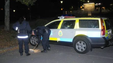När poliserna kom tillbaka från sitt uppdrag var bilen sönderslagen. Foto: Per Wikström